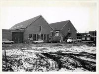 Een van de verlaten loodsen tijdens de afbraak van de vroegere fruitveiling in Houten in een wintertafereel in ca. 1984 (1). Bron: Regionaal Archief Zuid-Utrecht (RAZU), 353.