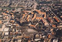 Luchtfoto van het Oude Dorp van Houten met de net nieuwgebouwde Kostersgang, gezien richting het noorden in 1987. Collectie: Gemeente Houten.
