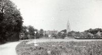 Gezicht op het dorp Houten vanaf de Tiellandtweg (Vikingenpoort), in 1900. Bron: Regionaal Archief Zuid-Utrecht (RAZU), 353, 41107, 59.