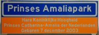 Straatnaambord Prinses Amaliapark bij (geheim) collegebesluit van BenW vastgesteld op dinsdag 9 november 2004. Ter gelegenheid van de geboorte van kroonprinses Amalia der Nederlanden. Foto: Sander van Scherpenzeel.