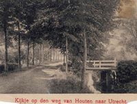 Gedeelte van de Oud Wulfseweg met bruggetje over de wetering vermoedelijk ter hoogte van nr. 17. In de periode 1900-1920. Bron: Regionaal Archief Zuid-Utrecht (RAZU), 353, 43749, 21.