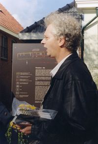 Foto Otto Wttewaal (voorzitter van de Historische Kring Tussen Rijn en Lek) spreekt tijdens een studentenrondleiding langs de bestrating die op de Burg Wallerweg de vindplaats van een oude Romeinse villa markeert in 2004. Bron: Regionaal Archief Zuid-Utrecht (RAZU), 353, 48944, 81.