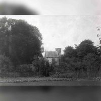 Gezicht op de achterzijde van kasteel Oud-Wulven met op de voorgrond een gedeelte van de moestuin achter het kasteel in ca. 1910. Bron: Regionaal Archief Zuid-Utrecht (RAZU), 353, 41877, 44.