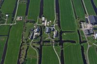 Twee boerderijen Kamerik Mijzijde, met rechts de Mijzijde 148 en links de boerderij Mijzijde 146 die eertijds van familie Bosch van Drakestein zijn geweest. Luchtfoto naar het westen gezien. Foto: Slagboom en Peeters Luchtfotografie B.V..