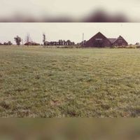 Zicht op boerderij De Geer, ooit gelegen aan de oostkant van de Binnenweg. Deze boerderij is niet te verwarren met De Grote Geer. Gelegen aan de Snoeksloot. Boerderij De Geer werd in 1983 gesloopt. Foto genomen in de periode 1970-1980. Foto: Regionaal Archief Zuid-Utrecht (RAZU), 353.