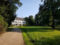 Landhuis Nieuw-Amelisweerd op een zondagmiddag septemberdag in 2020 van verderaf gezien richting het oosten. Foto: Sander van Scherpenzeel.
