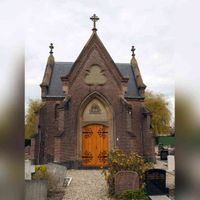 Familiegrafkapel van 'de Wijkerslooth de Weerdesteyn' op de Rooms Katholieke begraafplaats aan de Jonkheer Ramweg te Schalkwijk. Toegangsdeur tot de kapel in april 2021. Foto: André Botermans.