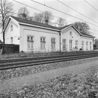 Het Oude Station van Houten op zijn oude plek aan de toenmalige Stationslaan (Stationserf) op 1 februari 1977. Bron: Rijksdienst voor het Cultureel Erfgoed (RCE) te Amersfoort, Wikimedia.