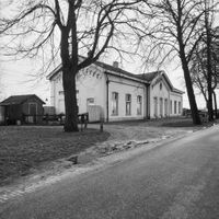 Het Oude Station van Houten op zijn oude plek aan de toenmalige Stationslaan (Stationserf) op 1 februari 1977. Bron: Rijksdienst voor het Cultureel Erfgoed (RCE) te Amersfoort, Wikimedia.