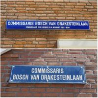 Twee straatnaamborden van de 'Commissaris Bosch van Drakesteinlaan', Commissaris des Konings in Noord-Brabant (1856-1894) in de 's-Hertogenbosche jaren 60 wijk De Kruiskamp. Foto: Sander van Scherpenzeel.