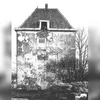 Foto van de achterkant (kopie van kopie) van de kasteeltoren Vuylcop in de periode van 1965-1980. Bron: Huisarchief Vuylcop/SHH.