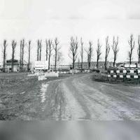 Zicht vanaf de inprikker De Slag in 1988 met op de achtergrond de geknotte bomen aan de Wulfsedijk en de woning aan de Florijnslag, Dukaatslag en Penningslag in aanbouw. Bron: Regionaal Archief Zuid-Utrecht (RAZU), 353.