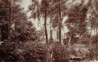 Prentbriefkaart uit ca. 1900 met een jongetje op de stijger aan de Schalkwijksewetering met op de achtergrond twee dames en kasteeltoren Vuylcop (Neereind 29) foto gemaakt vanaf de Kaaidijk. Bron: Huisarchief Kasteeltoren Vuylcop / SHH archief.