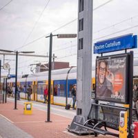 Station Houten Castellum met een Sprinter gereed zijnde om in de richting van Utrecht Centraal te gaan. Foto: Peter van Wieringen, Natuurenfoto.nl.