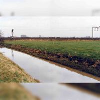 Zicht vanaf de Leedijk (Leedijkerhout) in 1996 met op de achtergrond de Staatsslijn H van Utrecht tot 's-Hertogenbosch met de Leesloot op de voorgrond. Heden is hier De Bouw, Fossa Italica, Spoorwachterspad, Leebrugpad, Wijnbouw en Tuinbouw. Naar een foto van O.J. Wttewaall. Bron: Regionaal Archief Zuid-Utrecht (RAZU), 353.
