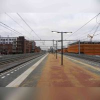 Gezicht op links spoor 2 (Geldermalsen) en rechts spoor 1 (Utrecht Centraal) op het eilandperron van Houten Castellum in 2010. Foto: Peter van Wieringen, Natuurenfoto.nl.