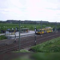 Station Houten Castellum met tram, gezien vanaf de voetgangersbrug op 14 mei 2006. Bron: Wikimedia T. Houdijk.