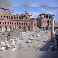 Rome, het Forum van Trajanus, de oostportiek en exedra op 2 september 2005. Bron: Wikimedia Commens RomaForoTraianoPorticoEdEsedraOrientali.jpg.