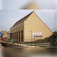 De bouw van de Houtense bibliotheek aan het Onderdoor in 1993-1994 op de foto te zien in de afrondende fase. Bron: Regionaal Archief Zuid-Utrecht (RAZU), 353.