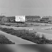Gezicht op de plek waar in 1984 opnamedatum twee kantoorgebouwen aan het Achterom werd gerealiseerd. Op de achtergrond de woningen aan de Spoorhaag in noordoostelijke richting gezien. Bron: Regionaal Archief Zuid-Utrecht (RAZU), 353.