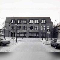 Zicht op vroegere consultatiebureau van Houten, gebouwd in 1987 aan de Dijkhoeve wat in 2000 werd aangekocht door de gemeente Houten wat tot 2013 dienst gedaan als huisvestiging voor het ambtelijk apparaat. Foto uit ca. 1990. Bron: Regionaal Archief Zuid-Utrecht (RAZU), 353.