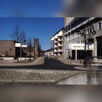 Zicht vanaf Het Kant op het Weerwolfseind met rechts het gemeentehuis. Links de gebouwen aan Het Kant 1 en 3. Foto rond 1988. Bron: Regionaal Archief Zuid-Utrecht (RAZU), 353.