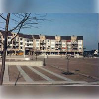 Gezicht op de westelijke kant van op de vroegere inrichting het plein Het Rond (1984-2007) met het typerende jaren 80 betonnen kaden en trappen. Bron: Regionaal Archief Zuid-Utrecht (RAZU), 353.