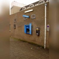 De toenmalige GIROmaat (geldautomaat) van de Postbank aan de Spoorhaag in 2006 in de muur van het gebouw waar ooit het PTT Postkantoor en de kaartloketten van de Nederlandse Spoorwegen. Foto: Sander van Scherpenzeel.