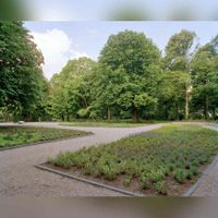 Gezicht op enkele plantsoenen en paden in het Julianapark te Utrecht op dinsdag 6 juli 2004. Bron: Het Utrechts Archief, catalogusnummer: 844837.