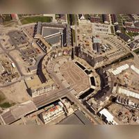 Luchtfoto vanuit het zuidwesten gezien in het voorjaar van 1984 met het nog in deels aanbouwzijnde winkelcentrum Het Rond met omliggende straten winkels en woningen. Foto: Regionaal Archief Zuid-Utrecht (RAZU), 353.