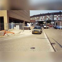 In het voorjaar/zomer van 1997 zicht op de Spoorhaag met een Volkswagen Golf. Links parkeergarage Spoorhaag in aanbouw (1996-1997). Foto: Regionaal Archief Zuid-Utrecht (RAZU), 353.