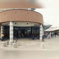 De thans afgebroken en veranderde winkelpassage voor de vroegere C1000 Supermarkt, sinds 2011 de JUMBO supermarkt foto uit de periode 1998-2001. Foto: Regionaal Archief Zuid-Utrecht (RAZU), 353.