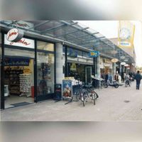 Snoepwinkel Jamin (links) met platenzaak Free Recordshop (midden) aan de Spoorhaag in de periode 1998-2001. Foto: Regionaal Archief Zuid-Utrecht (RAZU), 353.