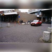 Een oude Alpha Romeo op de Spoorhaag afkomstig van de Stellingmolen ter hoogte waar anno 2021 de Etos en de Jumbo Supermarkt is. Rechts buiten beeld de Vershof in 1995-1996. Foto: Regionaal Archief Zuid-Utrecht (RAZU), 353.