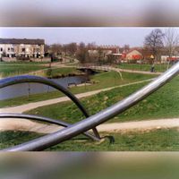 Foto gezien vanaf de spaghettiberg of de buizensymfonie berg in het Imkerspark met rechtsachter op de achtergrond OBS De Bijenkorf (Riddersborch 143-145). Foto: Regionaal Archief Zuid-Utrecht (RAZU), 353