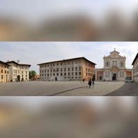 Piazza dei Cavalieri (Pisa) in 2019. Brom: Wikimedia Commons Pisa, palazzo della carovana 00 piazza dei cavalieri.jpg.