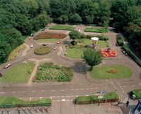 Overzicht van de Educatieve Verkeerstuin in Park Transwijk (Vijverlaan 1) te Utrecht, vanaf een hoogwerker op maandag 2 augustus 1993. Bron: Het Utrechts Archief, catalogusnummer: 822553.