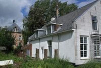 Achterkant van het huis Neereind 27 te Schalkwijk wat oorspronkelijk bij het kasteelterrein van Vuylcop behoorde. Links het kasteel. Bron: Regionaal Archief Zuid-Utrecht (RAZU), 353.