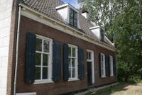 De voorkant van het huis aan het Neereind 27 te Schalkwijk. Huis behoorde in vroegere tijden bij het kasteelterrein van Vuylcop. Foto naar het noordwesten gezien. Bron: Regionaal Archief Zuid-Utrecht (RAZU), 353.
