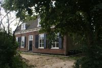 De voorkant van het huis aan het Neereind 27 te Schalkwijk. Huis behoorde in vroegere tijden bij het kasteelterrein van Vuylcop. Foto naar het zuidoosten gezien. Bron: Regionaal Archief Zuid-Utrecht (RAZU), 353.