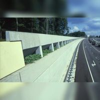 De geluidswal aan de westkant van de de verdiepte rijksweg A27 bij landgoed Nieuw-Amelisweerd gezien vanaf het viaduct van de Koningsweg in 1986-1988. Bron: Beeldbank, Rijkswaterstaat.