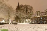Het Plein van Houten op een donkere winteravond met links de gemeentetoren met daarnaast de N.H. Kerk een De Roskam. Foto: Peter van Wieringen, Natuurenfoto.nl.