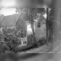 Zicht op de hofstede Chartroise met poortgebouw en wetering in de jaren 1910-1930. Bron: Rijksdienst voor het Cultureel Erfgoed (RCE) te Amersfoort, beeldbank.