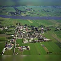 Luchtfoto van Everdingen (gemeente Vianen - Z-H) en een gedeelte van de Polder De Goilberdinger en Everdinger Waarden uit het zuiden; met op de achtergrond de Lek en het Fort Honswijk op zondag 28 juli 1991. Bron: Het Utrechts Archief, catalogusnummer: 50797.