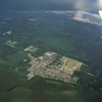Luchtfoto van Austerlitz (gemeente Zeist), uit het zuiden, met in het midden van links naar rechts de Oude Postweg op dinsdag 20 juni 1989. Bron: Het Utrechts Archief, catalogusnummer:	 50987.