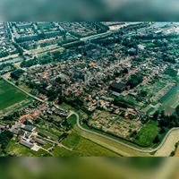 Luchtfoto vanuit het noorden op de binnenstad van Vianen in 1985-1995. Bron: Regionaal Archief Zuid-Utrecht (RAZU), 018.