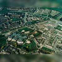 Luchtfoto van een deel van de nieuwbouwwijk Het Monnikenhof Vianen in 1985-1995. Bron: Regionaal Archief Zuid-Utrecht (RAZU), 018.