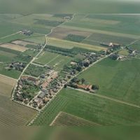 Gezicht op het nieuwe dorp 't Goy aan de Beusichemseweg en de Tuurdijk vanuit de lucht gezien richting het noordoosten in de periode 1985-1990. Bron: Regionaal Archief Zuid-Utrecht (RAZU), 353.