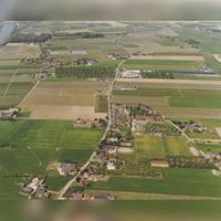 Luchtfoto van het dorp 't Goy vanuit het oosten. In het midden de Beusichemseweg en rechts de Tuurdijk. Op de achtergrond het Oude Goyse dorp langs de Wickenburghseweg in mei 1999. Bron: Regionaal Archief Zuid-Utrecht (RAZU), 353.
