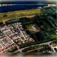 Luchtfoto van het omgrachte terrein van het verdwenen huis Amaliastein te Vianen in 2000-2010. Bron: Regionaal Archief Zuid-Utrecht (RAZU), 018.